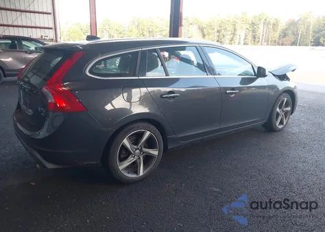2015 Volvo V60 T6 R-Design Platinum из США, поврежденный, VIN YV1902SS9F1243417